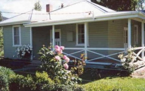 Honeysuckle Cottage Jingellic - Darwin Tourism 1