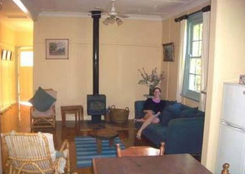 Honeysuckle Cottage Jingellic - Darwin Tourism 3