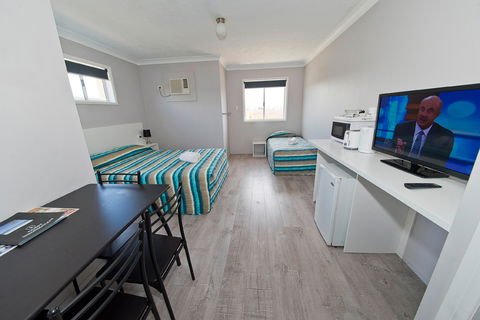 Burleigh Gold Coast Motel - Darwin Tourism 1