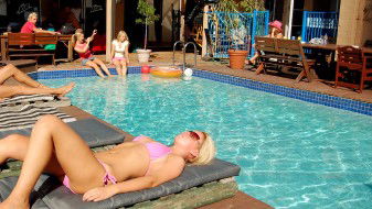 Surf N Sun Beachside Backpackers - Darwin Tourism 2
