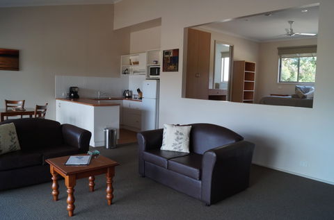 Wattle Point Waterfront Retreat - Darwin Tourism 3
