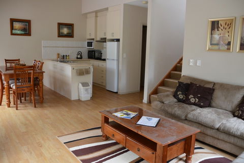 Wattle Point Waterfront Retreat - Darwin Tourism 4