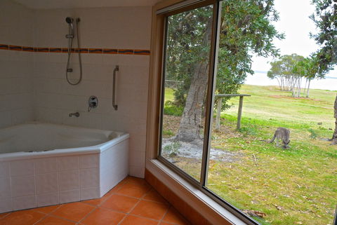 Wattle Point Waterfront Retreat - Darwin Tourism 5