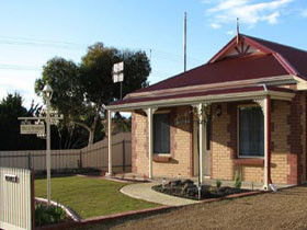 Brooking Cottage - Darwin Tourism 0
