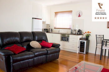 Lakeside Cottage - Darwin Tourism 7