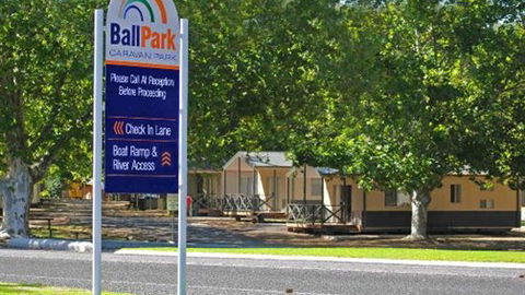 Ball Park Caravan Park - Darwin Tourism 0