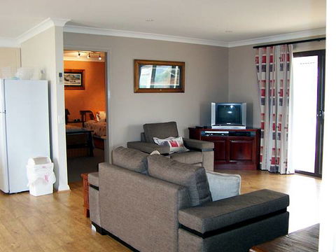 Elm Cottage - Tumut - Darwin Tourism 1