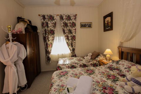 Tenterfield Historic Luxury Cottage - Darwin Tourism 3