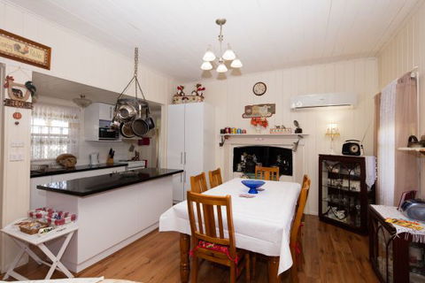 Tenterfield Historic Luxury Cottage - Darwin Tourism 4
