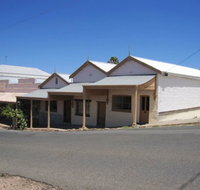 Carmines Antiques and Accommodation