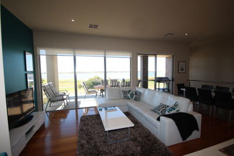 LJ Hooker Goolwa Holiday Rentals - 42 Underwood Avenue, Goolwa Beach - Darwin Tourism 0