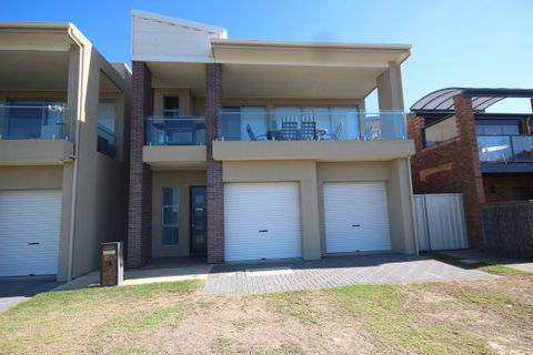 LJ Hooker Goolwa Holiday Rentals - 42 Underwood Avenue, Goolwa Beach - Darwin Tourism 3