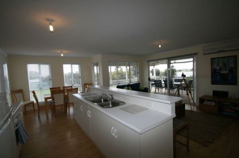 LJ Hooker Goolwa Holiday Rentals - 42 Underwood Avenue, Goolwa Beach - Darwin Tourism 5