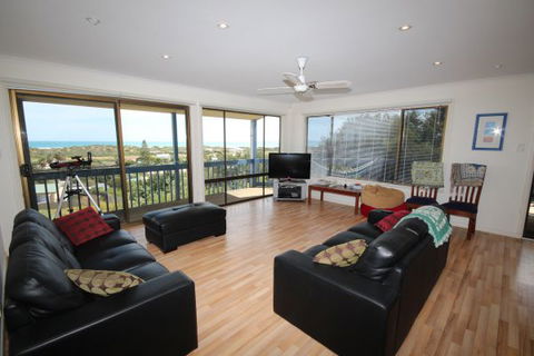 LJ Hooker Goolwa Holiday Rentals - 39 Bradford Road, Goolwa Beach - Darwin Tourism 0