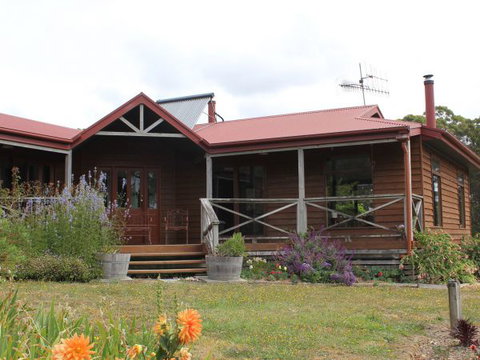 Eagle's Roost Farmstay B&B - Darwin Tourism 0