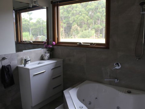 Eagle's Roost Farmstay B&B - Darwin Tourism 2