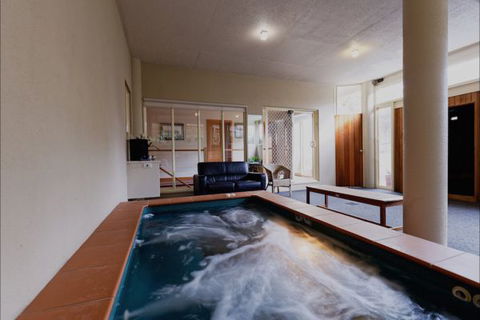 Eugenie's Luxury Accommodation - Darwin Tourism 7