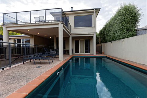 Eugenie's Luxury Accommodation - Darwin Tourism 8