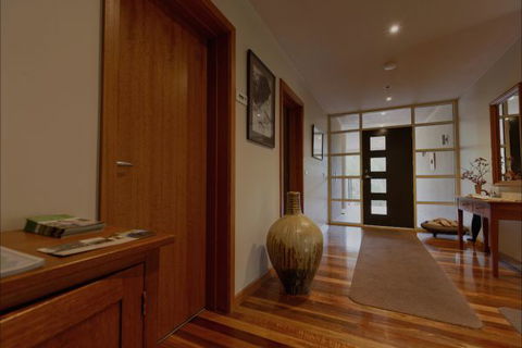 Eugenie's Luxury Accommodation - Darwin Tourism 9
