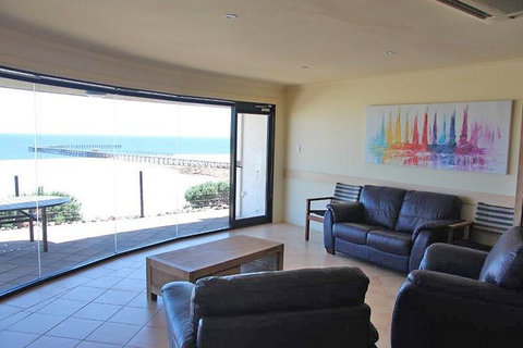 Cliff House Beachfront Villas - Darwin Tourism 2