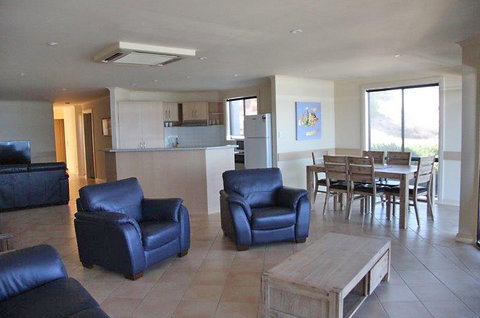 Cliff House Beachfront Villas - Darwin Tourism 4