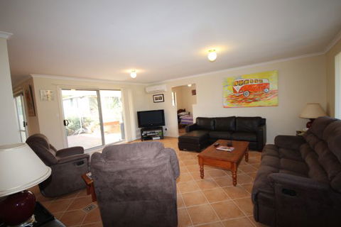 LJ Hooker Goolwa Holiday Rentals - 12 Willmett Road, Goolwa Beach - Darwin Tourism 0