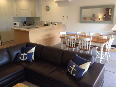 Flinders Beach Retreat Queenscliff - Darwin Tourism 5