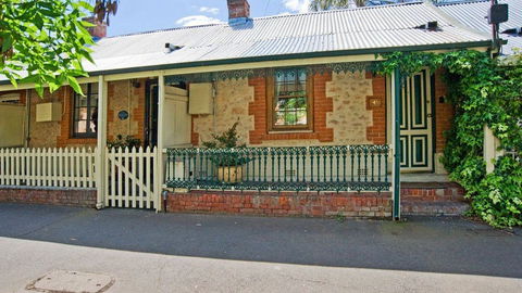 The Lion Cottage - Darwin Tourism 0