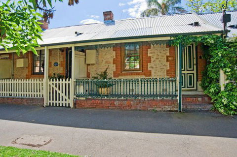 The Lion Cottage - Darwin Tourism 1