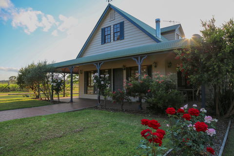 Emma's Cottage Vineyard - Darwin Tourism 0