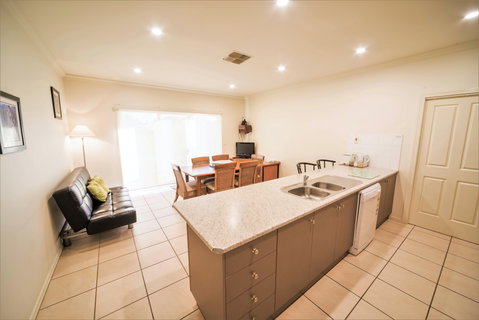 Shamore Apartments - Eleventh Street Mildura - Darwin Tourism 8
