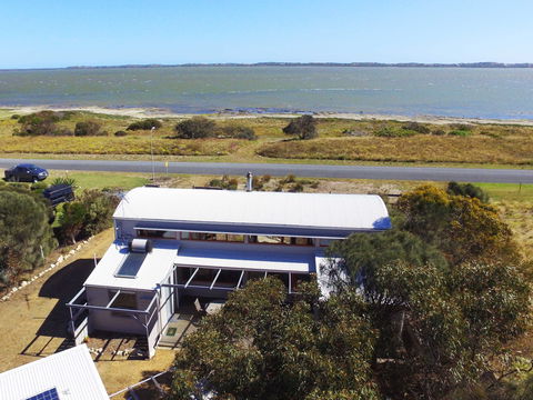 Coorong Aurora - Breathtaking Waterfront Escape - Darwin Tourism 0