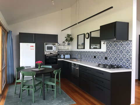 Black Cockatoo Cottages - Darwin Tourism 2