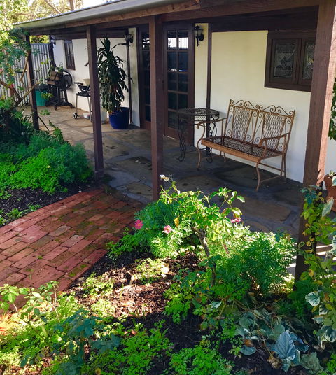 3 Divas Accommodation - The Moscato Cottage - Darwin Tourism 0
