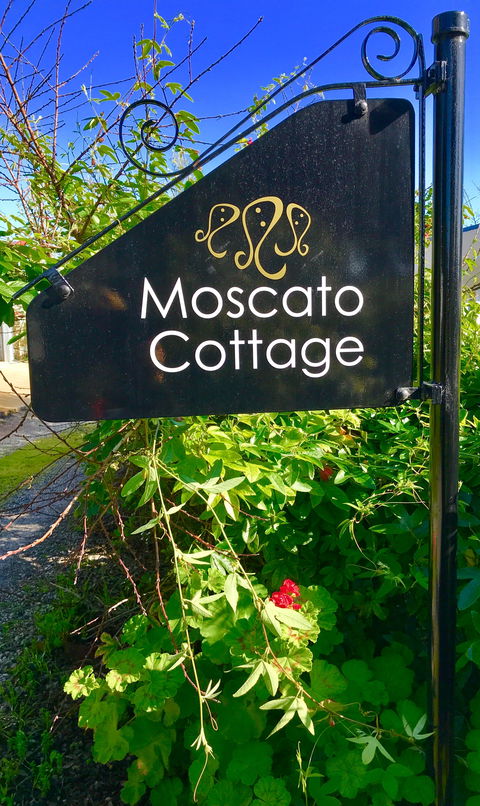 3 Divas Accommodation - The Moscato Cottage - Darwin Tourism 1