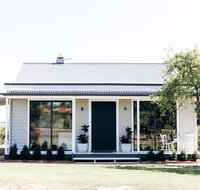 Chic Country Cottage with Vineyard Views - Darwin Tourism