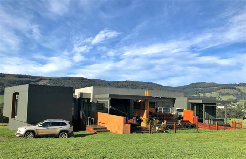 Highland Getaway Luxury Farm Stay B&B - Darwin Tourism 0
