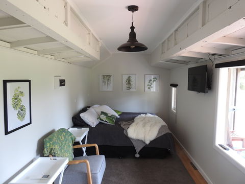 Miners Ridge Vineyard Railway Carriage B&B - Darwin Tourism 0