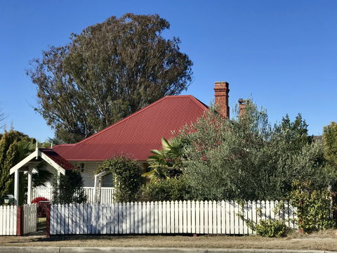 Tenterfield Luxury Historic Cottage - Darwin Tourism 0