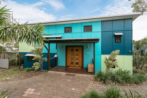 Colours Of Cylinder - Darwin Tourism 1