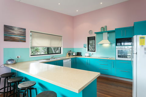 Colours Of Cylinder - Darwin Tourism 2