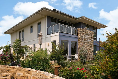 La Maison Du Vigneron B&B & Special Ocassion Dining - Darwin Tourism 0