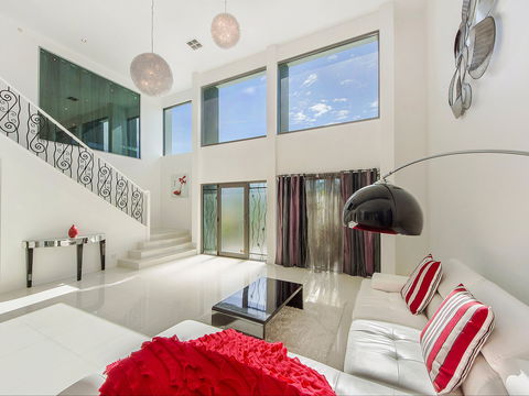 Riviera Waters Broadbeach - Vogue Holiday Homes - Darwin Tourism 1