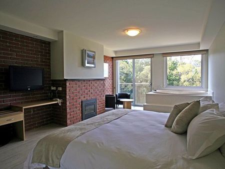 Macedon Spa Hotel - Darwin Tourism 2