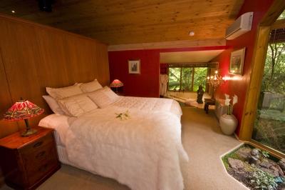 Linden Gardens Rainforest Retreat - Darwin Tourism 0