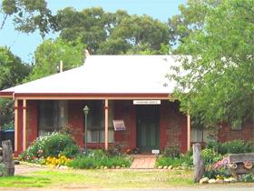 Stacey Studio Gallery & Almond Grove B&B - Darwin Tourism 0