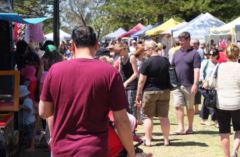 Broadbeach Beachfront Markets - Darwin Tourism 1