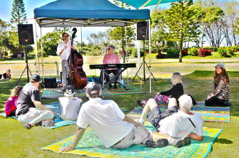 Broadbeach Beachfront Markets - Darwin Tourism 8