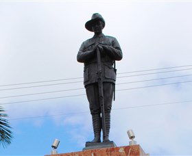 Charters Towers Memorial Cenotaph - Darwin Tourism 0