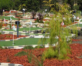 18 Hole Mini Golf - Club Husky - Darwin Tourism 0